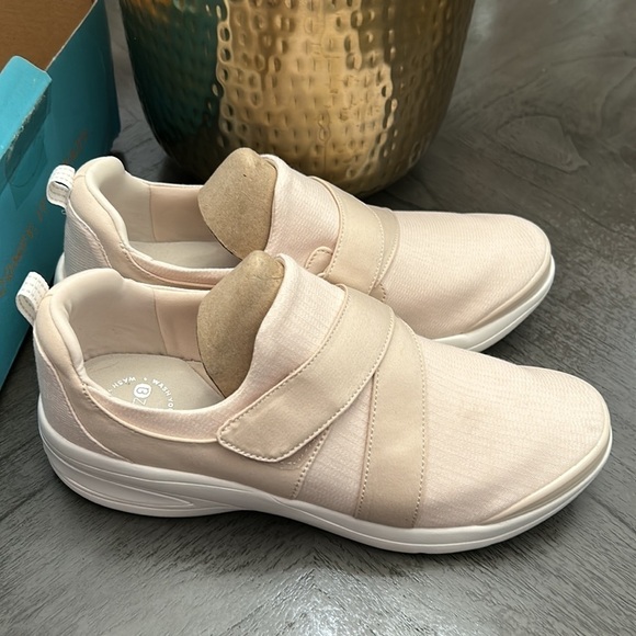 Bzees Women's Refresh Slip On Sneaker (WIDE) - Picture 4 of 11